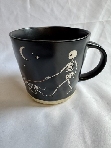 Halloween skeleton walking - skeleton,