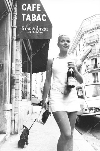 Ewa aulin walking her - ewa, on